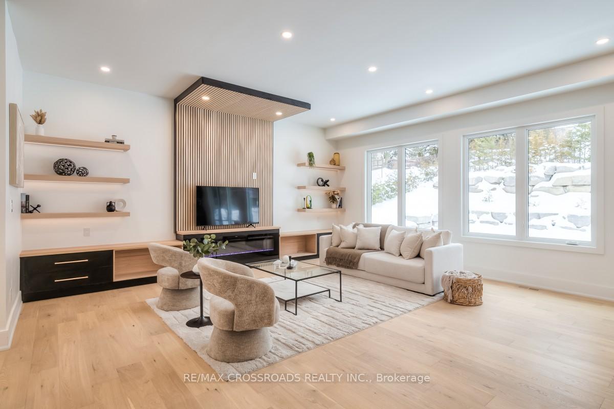Photo 4 of 696 Hillview Crescent, Pickering, West Shore — HOMEH