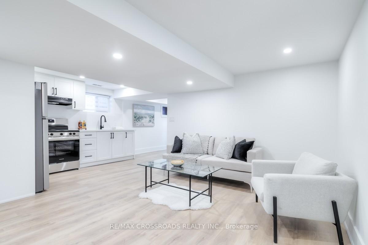 Photo 33 of 696 Hillview Crescent, Pickering, West Shore — HOMEH
