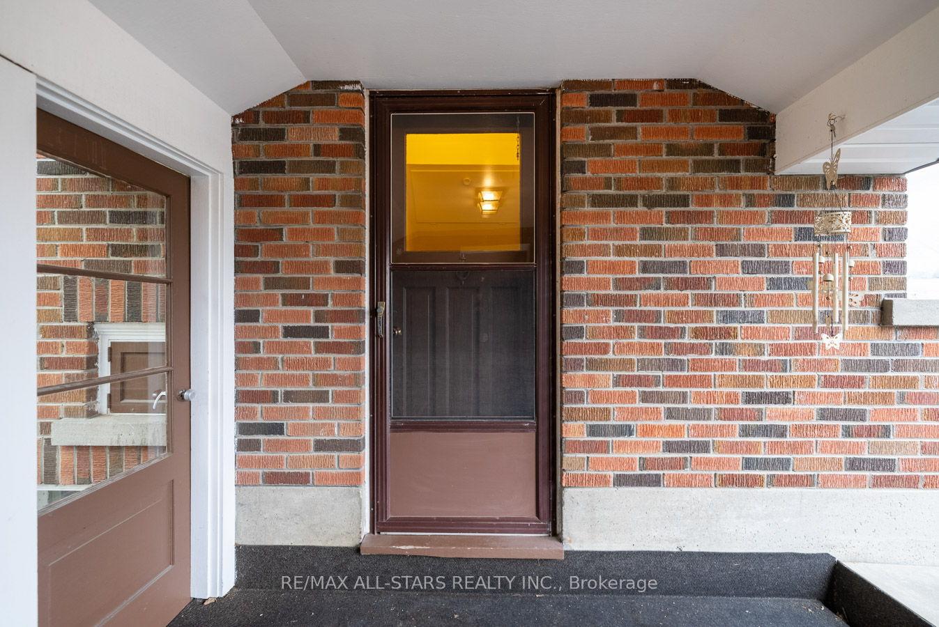 Photo 3 of 1718 Lane Street, Pickering, Rural Pickering — HOMEH