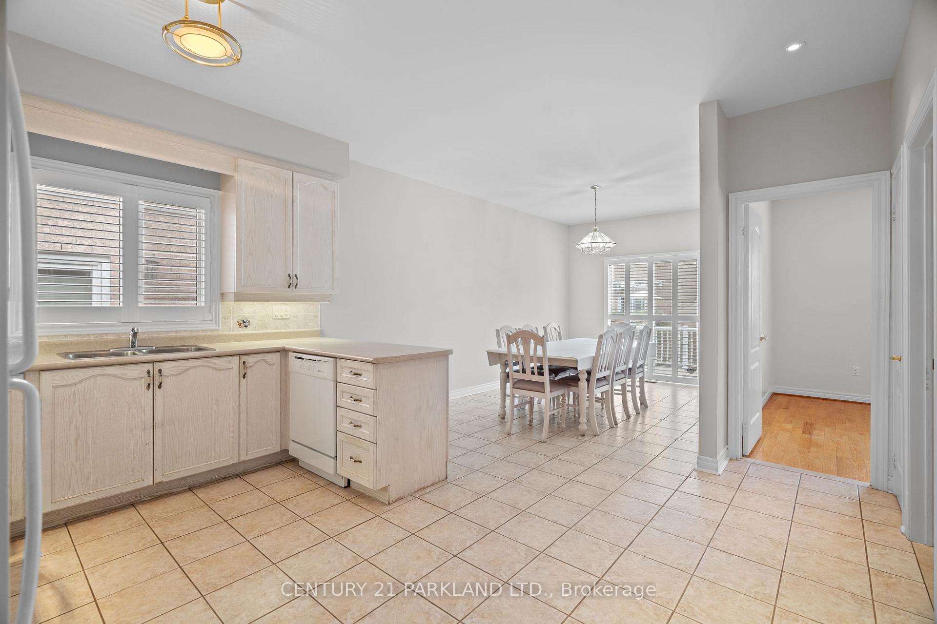 Photo 8 of 7 Vespucci Drive, Vaughan, Maple — HOMEH