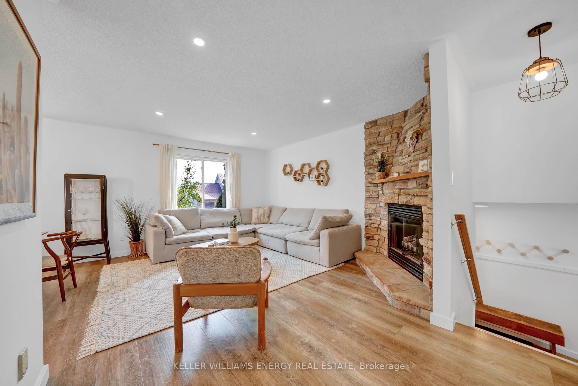 Photo 3 of 27 First Avenue, Prince Edward County, Wellington Ward — HOMEH