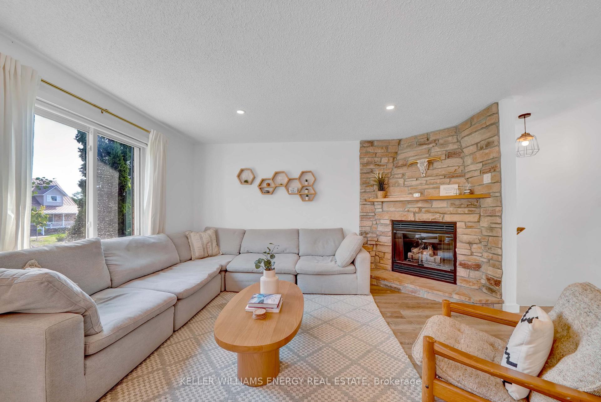 Photo 6 of 27 First Avenue, Prince Edward County, Wellington Ward — HOMEH