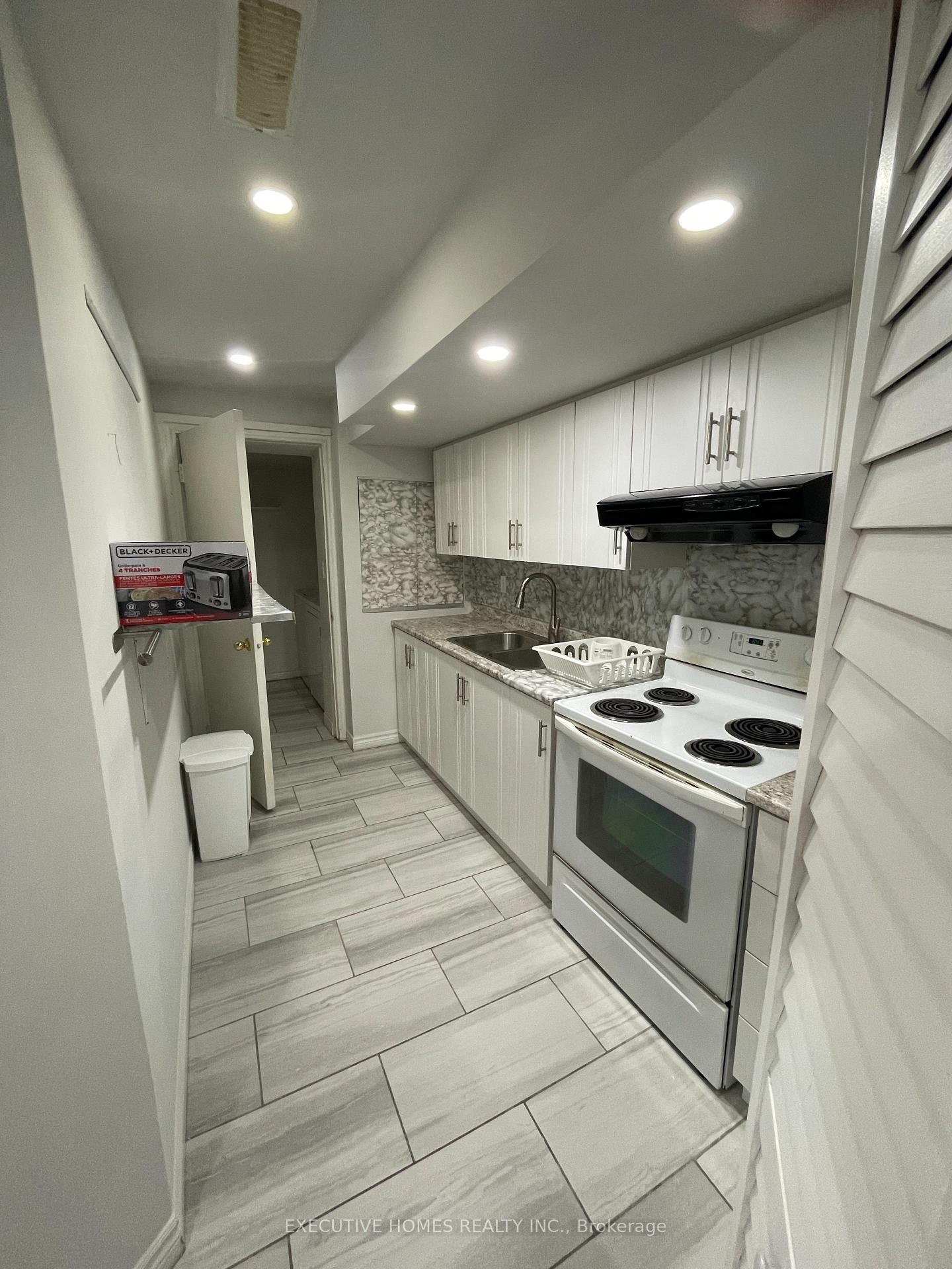 Photo 3 of 90 Wilcox Road, Vaughan, Maple — HOMEH