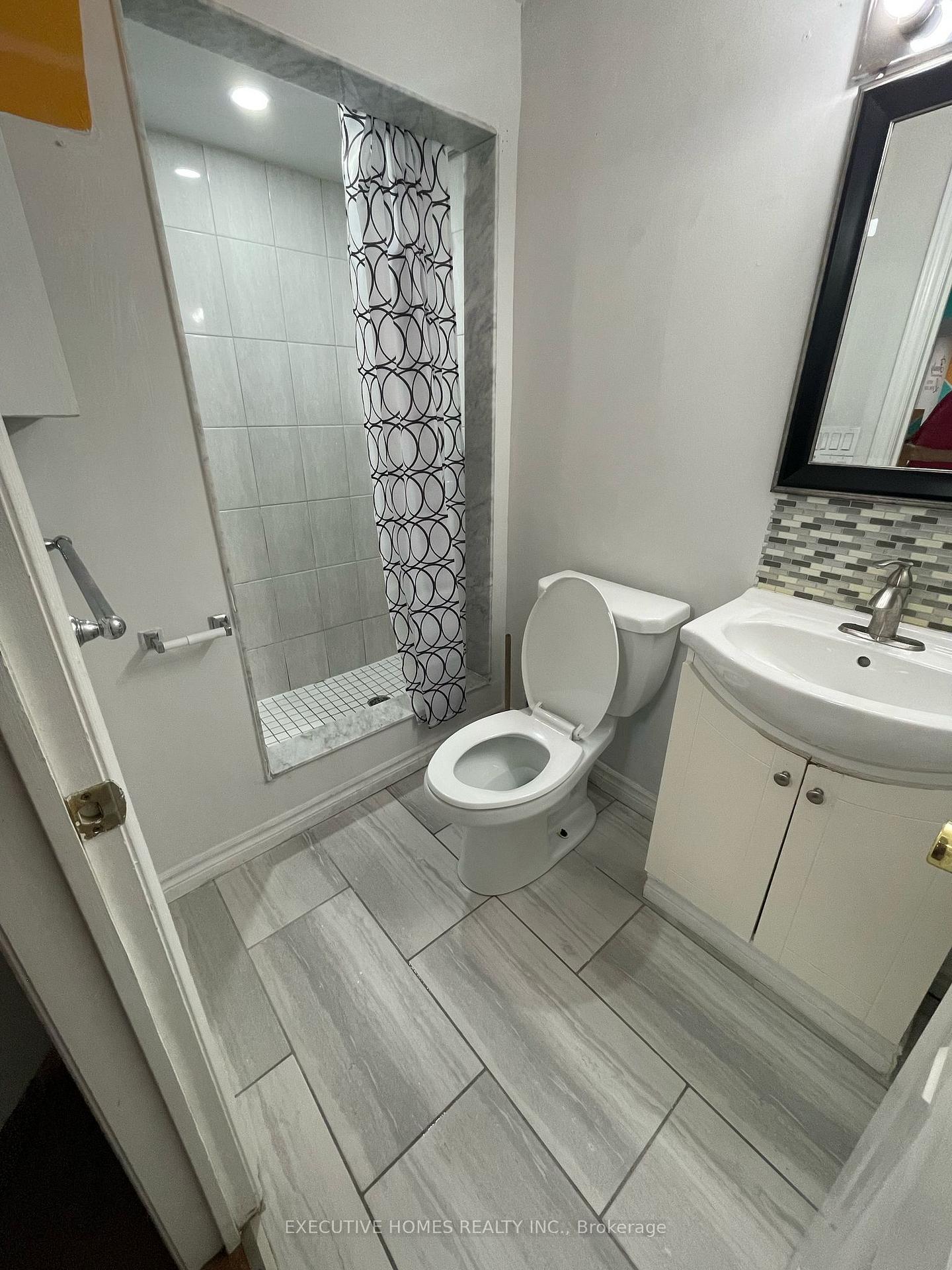 Photo 7 of 90 Wilcox Road, Vaughan, Maple — HOMEH