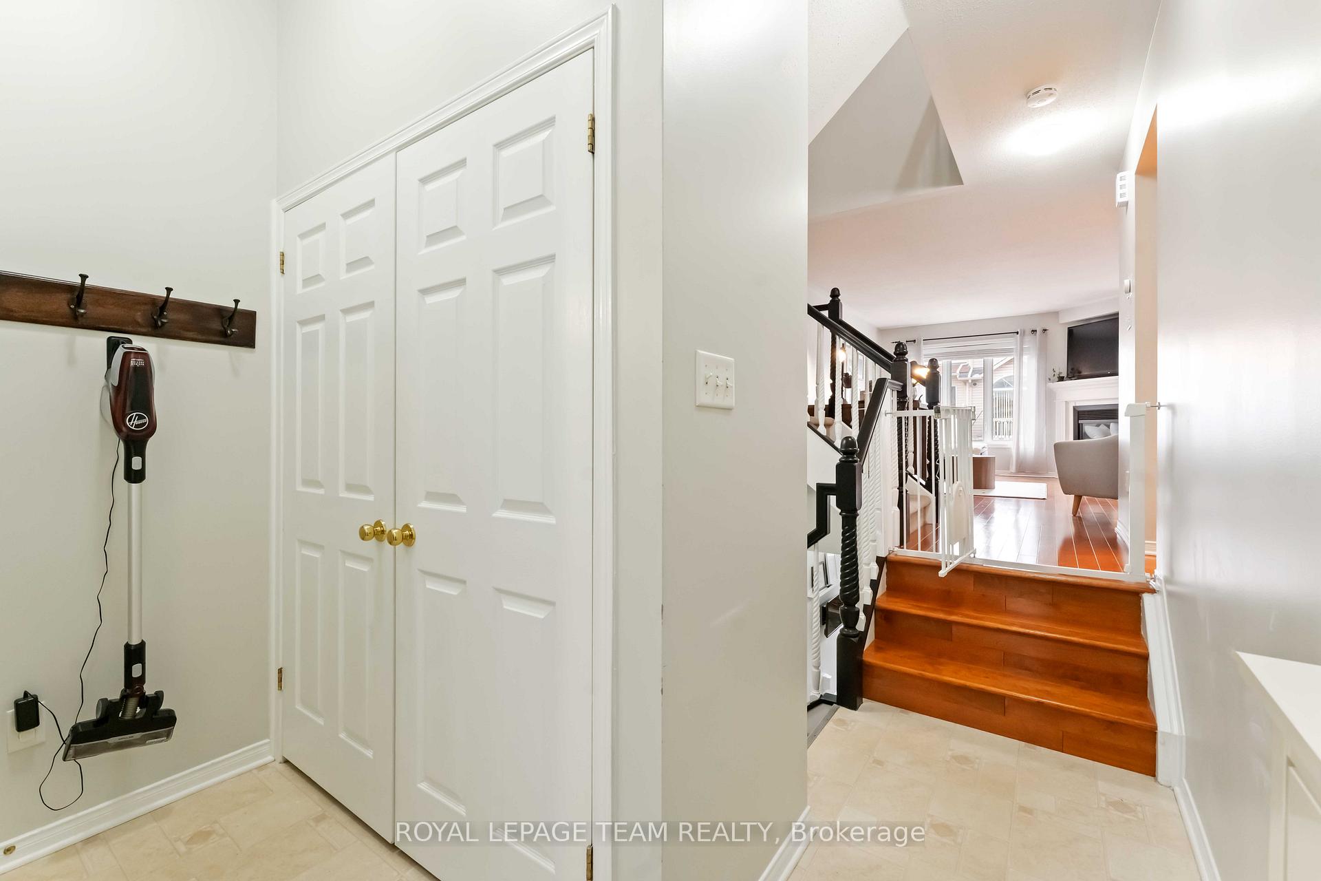 Photo 3 of 7 Fairpark Drive, Ottawa, Barrhaven East — HOMEH