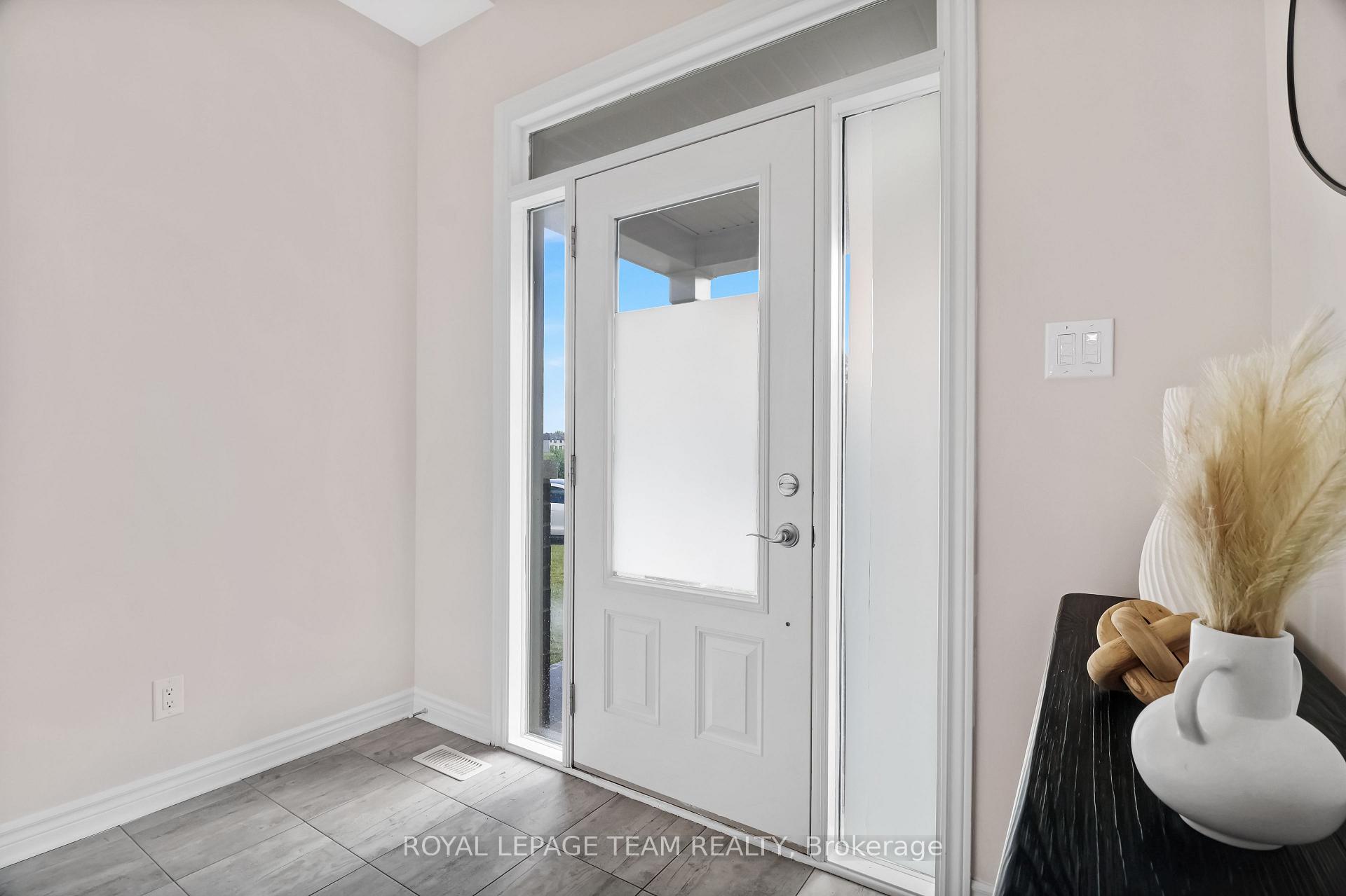 Photo 2 of 126 Wabikon Crescent, Ottawa, Blossom Park/Kemp Park/Findlay Creek — HOMEH