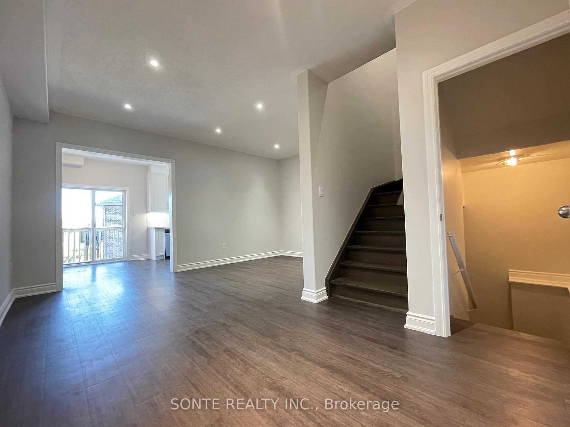 Photo 4 of Unit #21, 40 Megan Crescent, Barrie, Holly — HOMEH