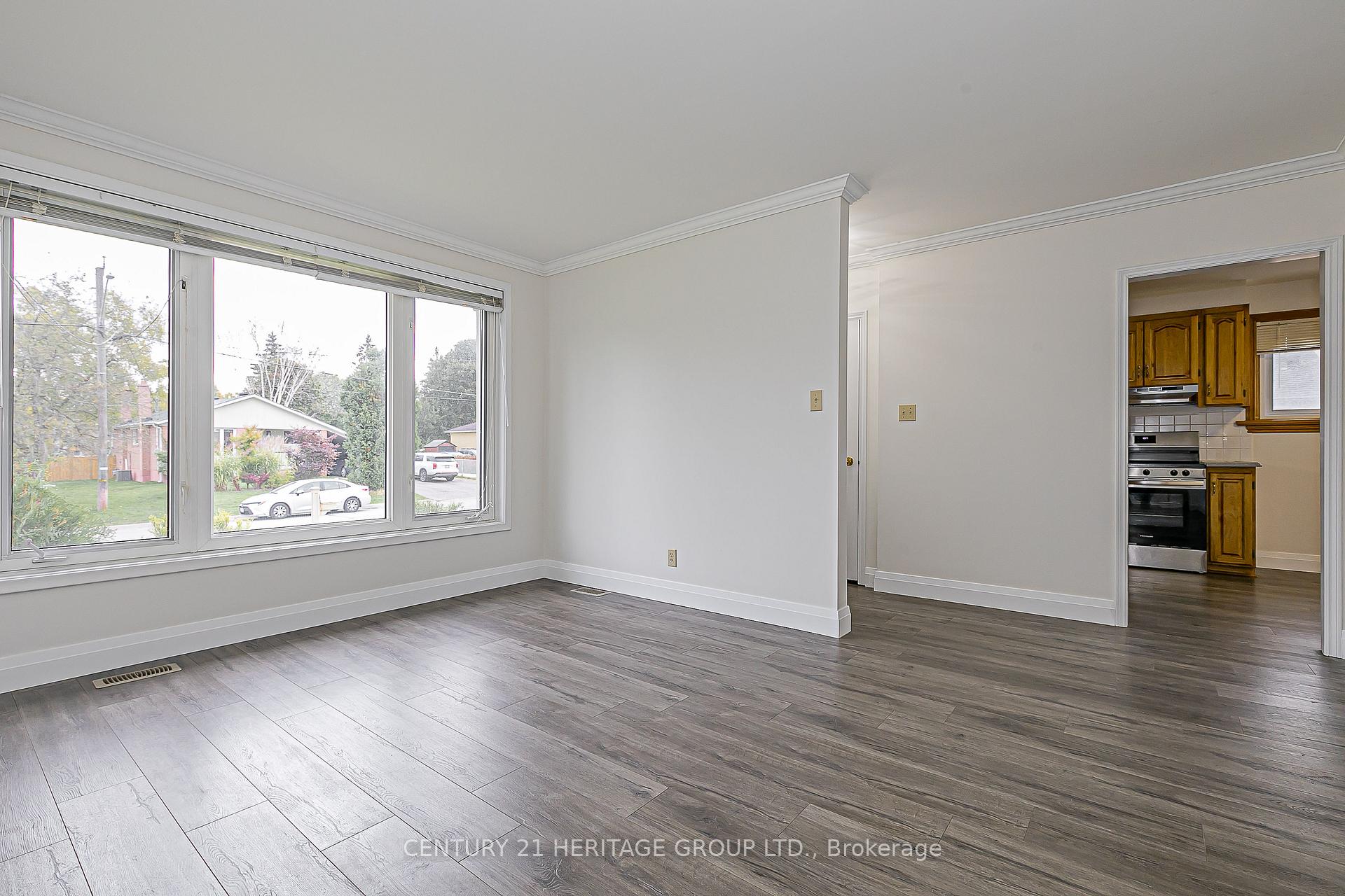 Photo 8 of 26 Knowles Crescent, Aurora, Aurora Highlands — HOMEH