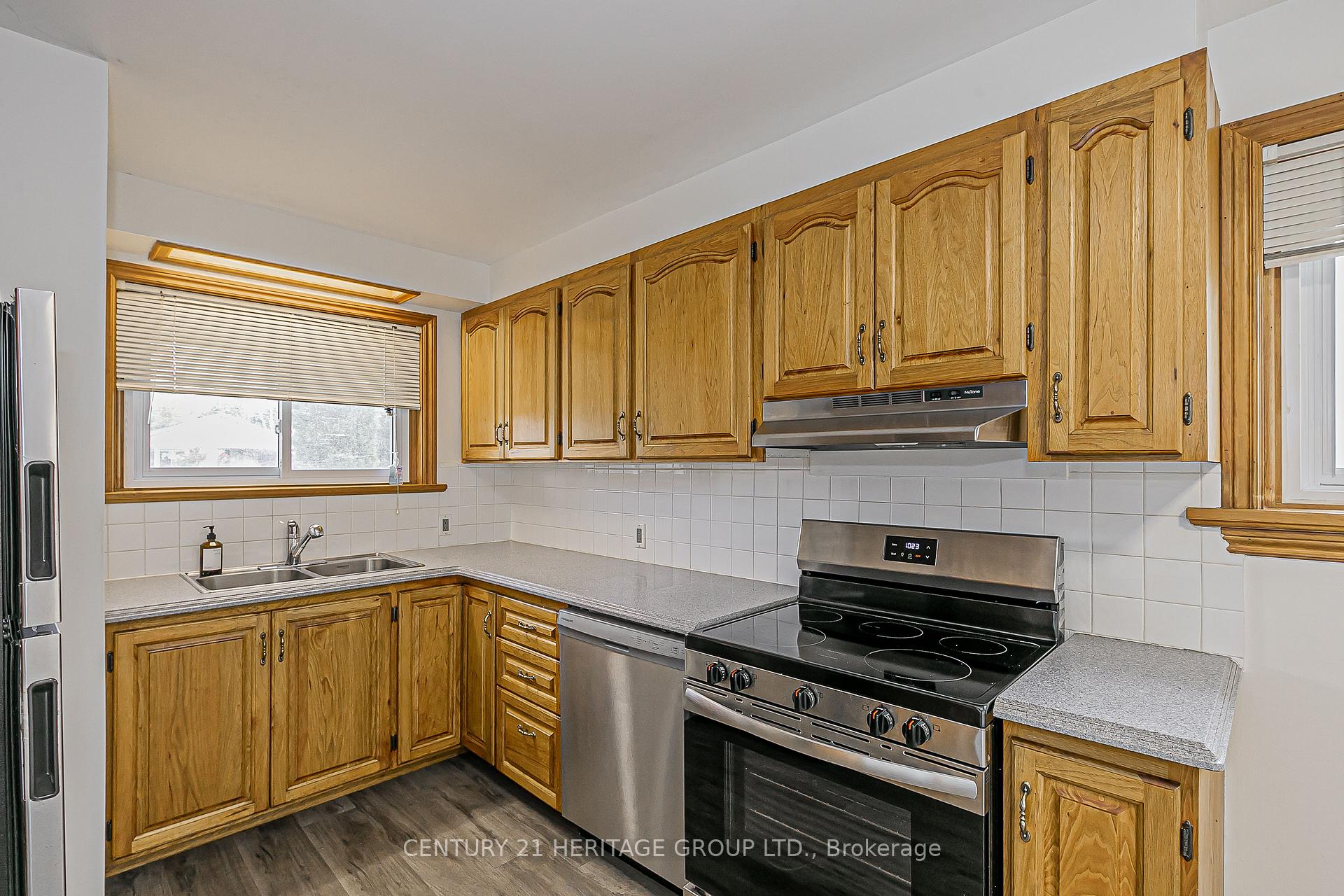 Photo 9 of 26 Knowles Crescent, Aurora, Aurora Highlands — HOMEH