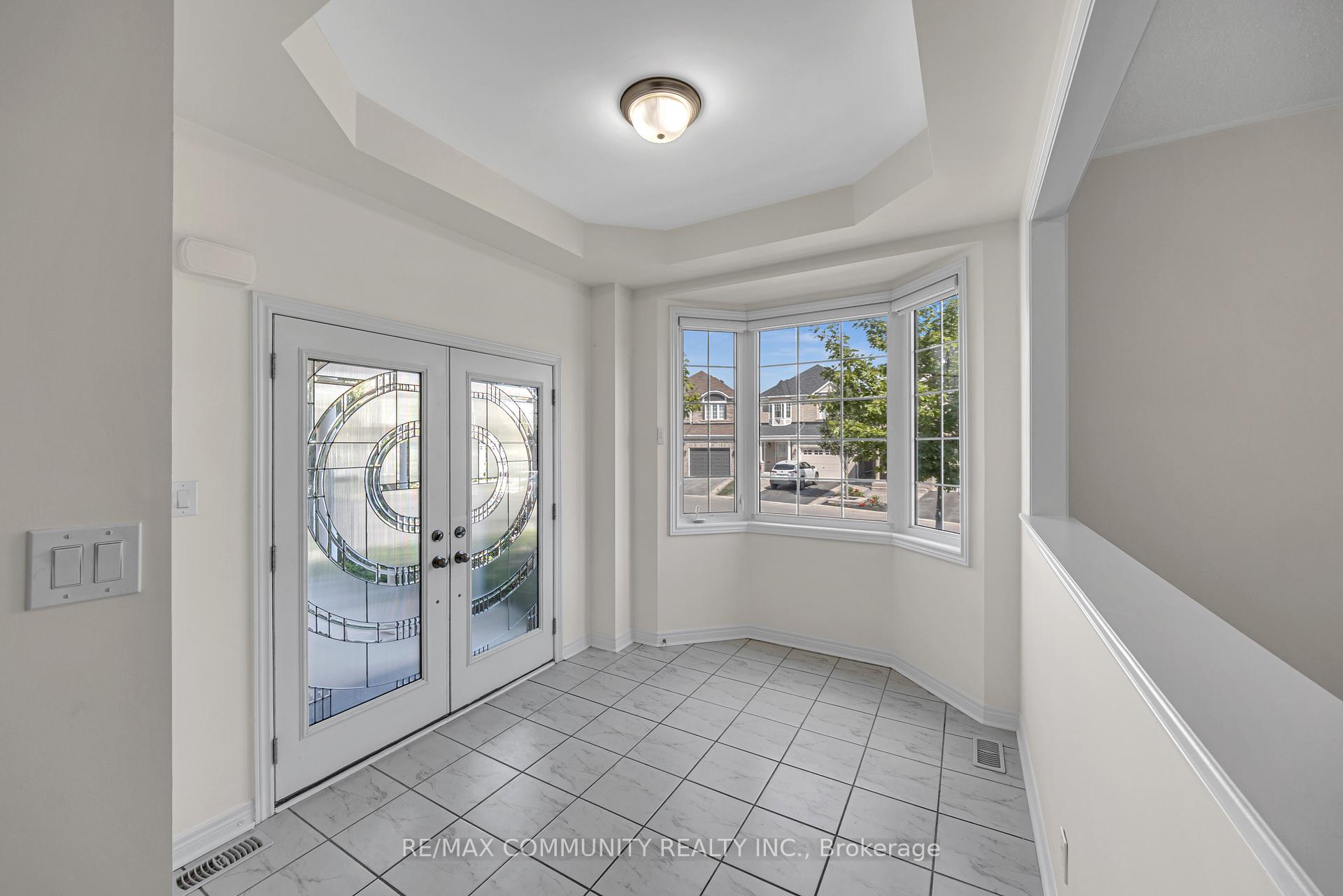 Photo 4 of 35 McCourt Drive, Ajax, South East — HOMEH