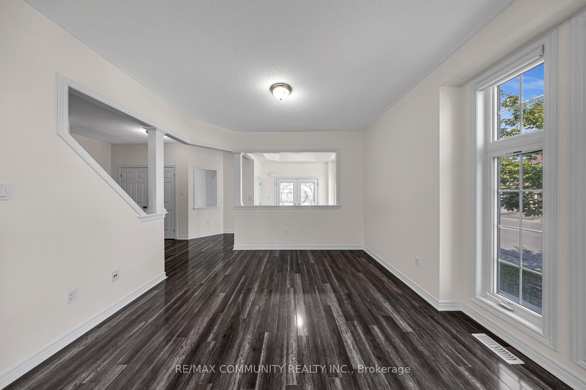 Photo 5 of 35 McCourt Drive, Ajax, South East — HOMEH