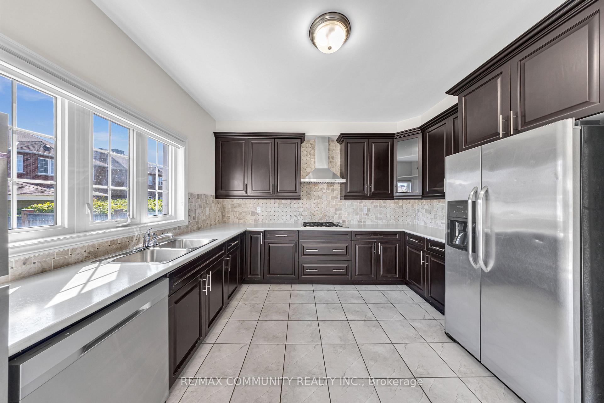 Photo 10 of 35 McCourt Drive, Ajax, South East — HOMEH
