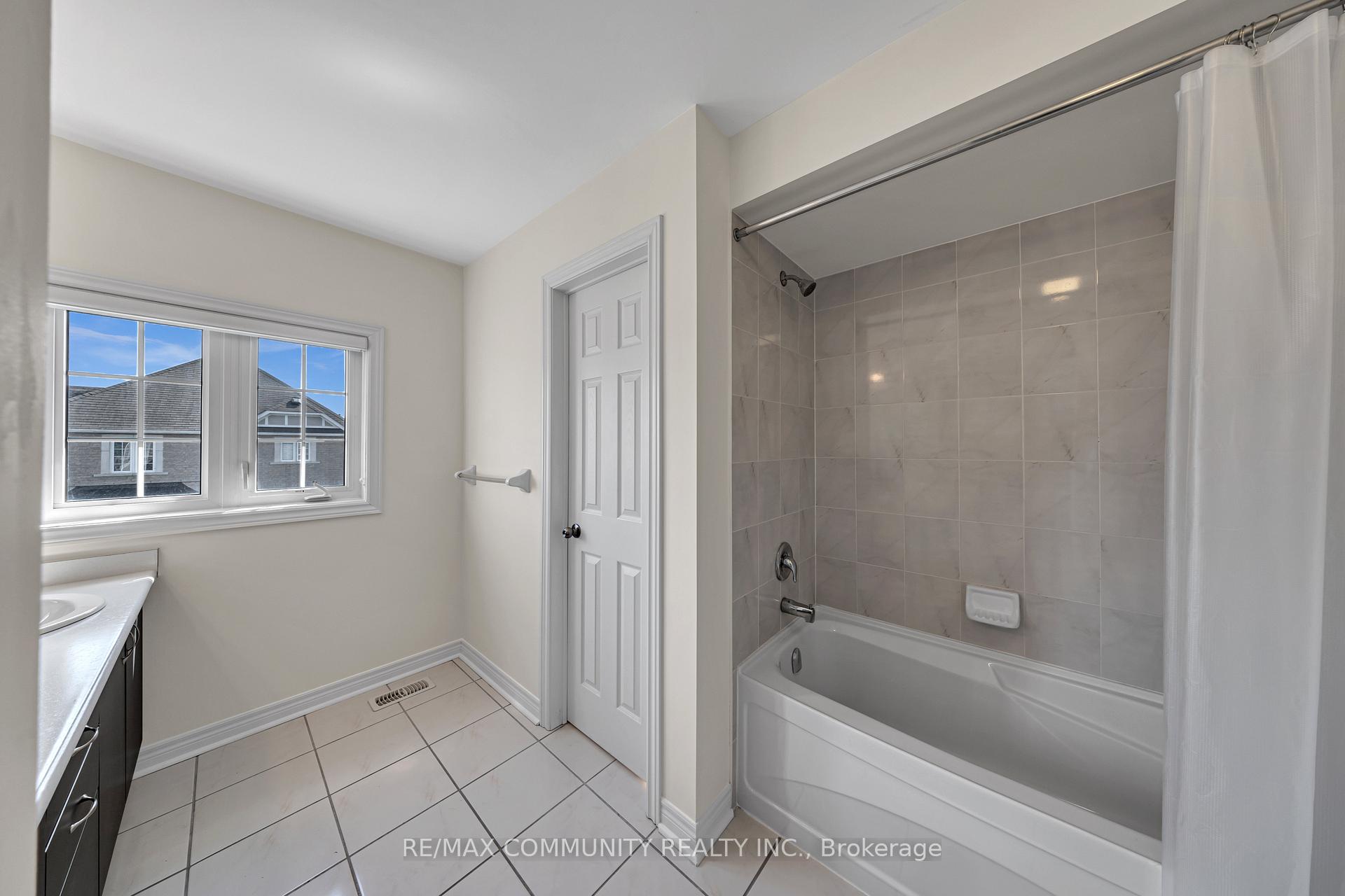Photo 23 of 35 McCourt Drive, Ajax, South East — HOMEH