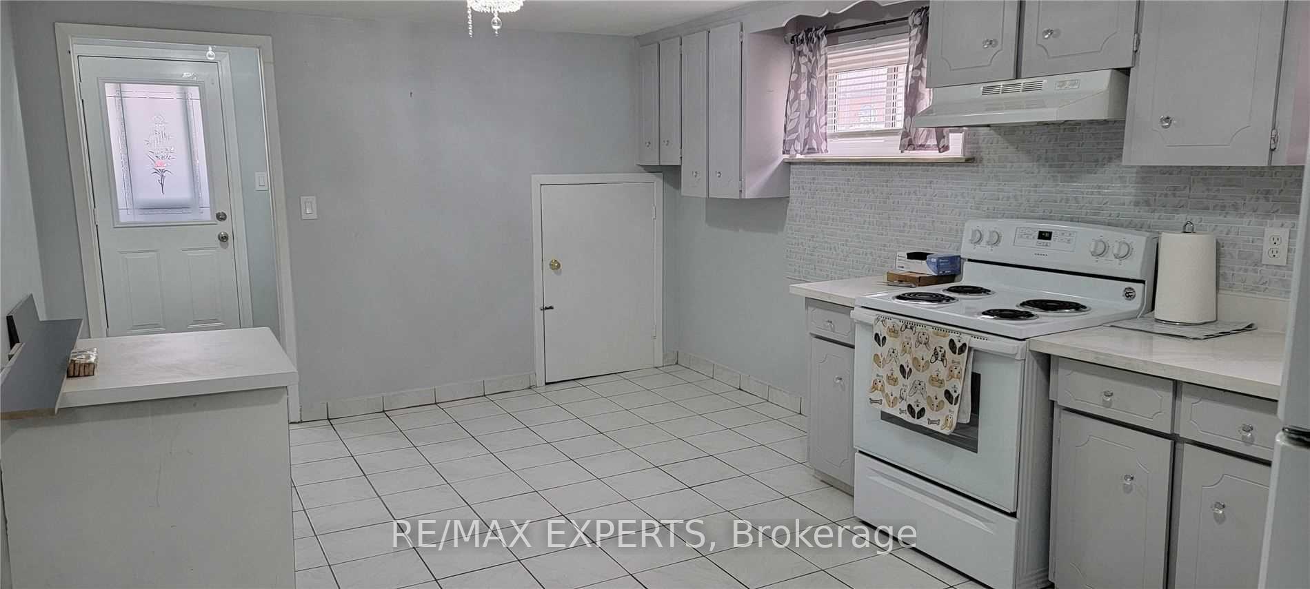Photo 4 of 44 Marilyn Place, Vaughan, West Woodbridge — HOMEH