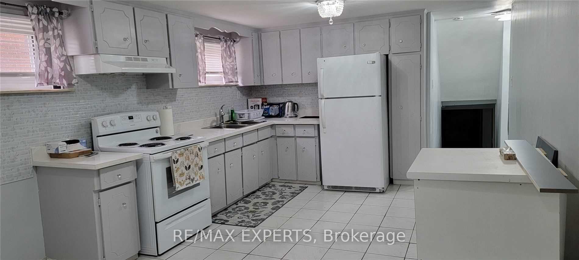 Photo 5 of 44 Marilyn Place, Vaughan, West Woodbridge — HOMEH