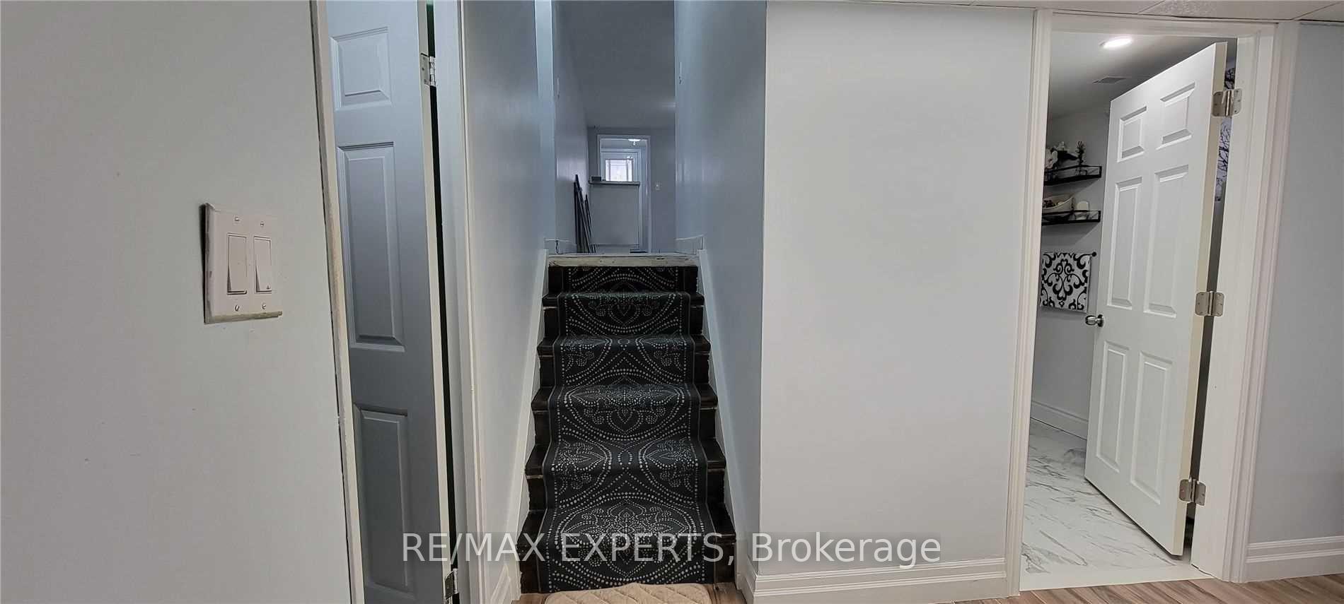 Photo 14 of 44 Marilyn Place, Vaughan, West Woodbridge — HOMEH