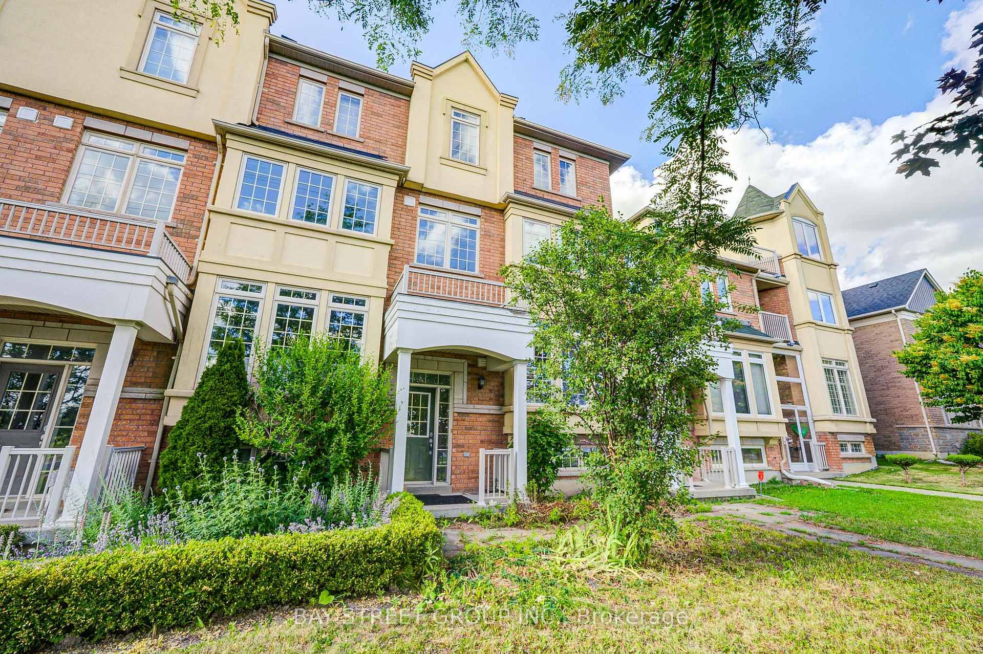 Photo 2 of 39 Zokol Drive, Aurora, Bayview Northeast — HOMEH