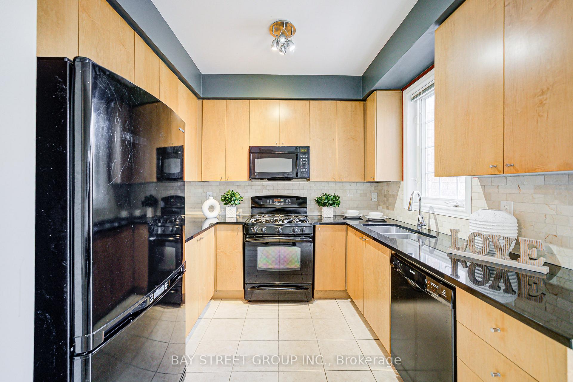 Photo 10 of 39 Zokol Drive, Aurora, Bayview Northeast — HOMEH