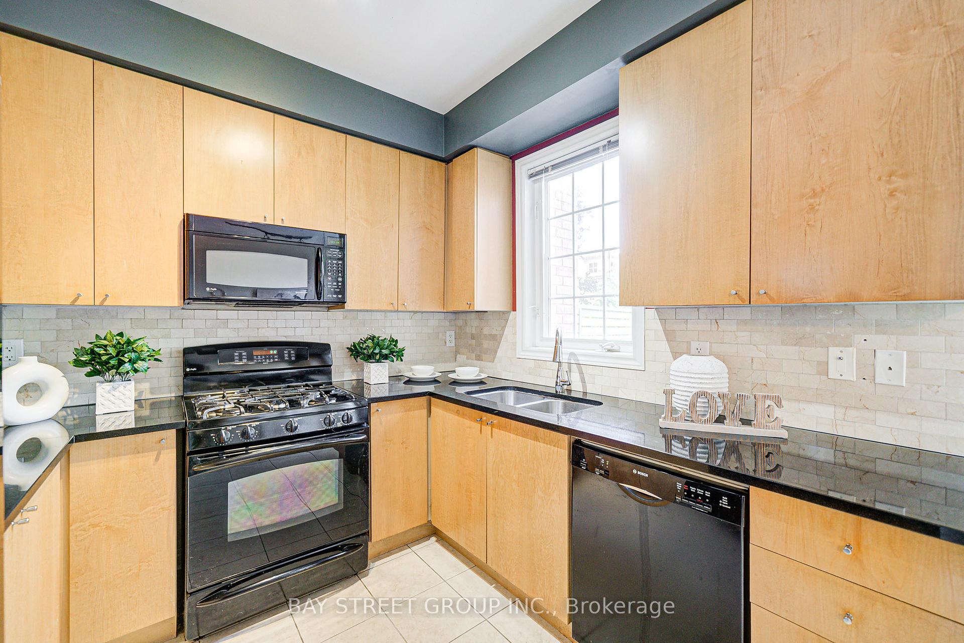 Photo 11 of 39 Zokol Drive, Aurora, Bayview Northeast — HOMEH