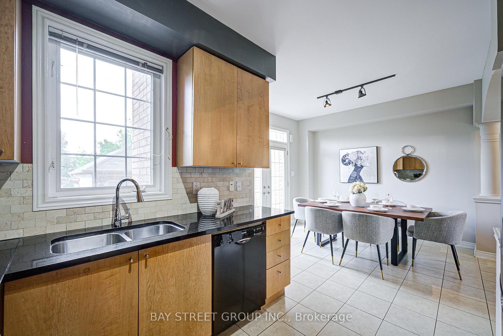 Photo 13 of 39 Zokol Drive, Aurora, Bayview Northeast — HOMEH