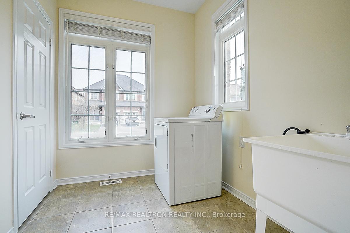Photo 18 of 61 Warbler Avenue, Vaughan, Patterson — HOMEH