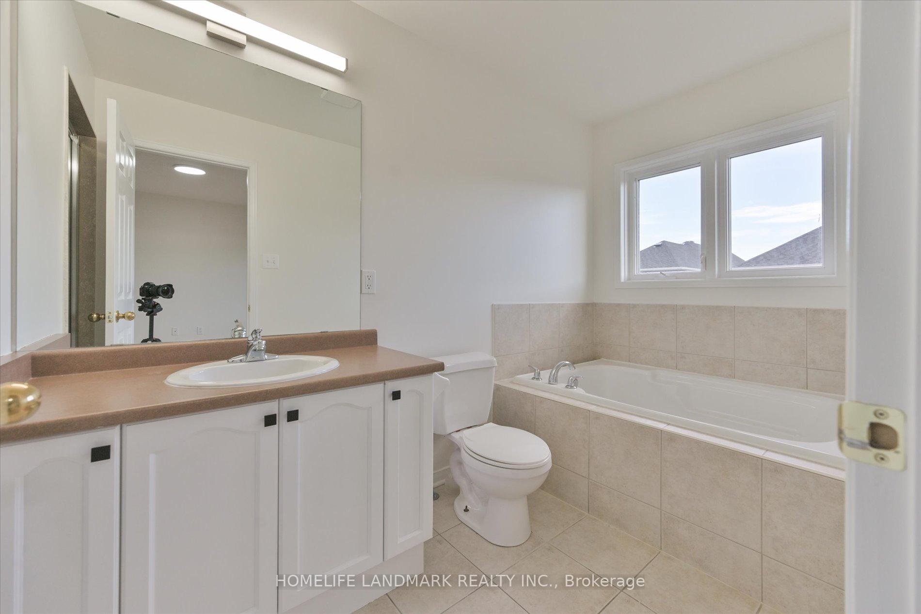Photo 20 of 206 Venice Gate Drive, Vaughan, Vellore Village — HOMEH