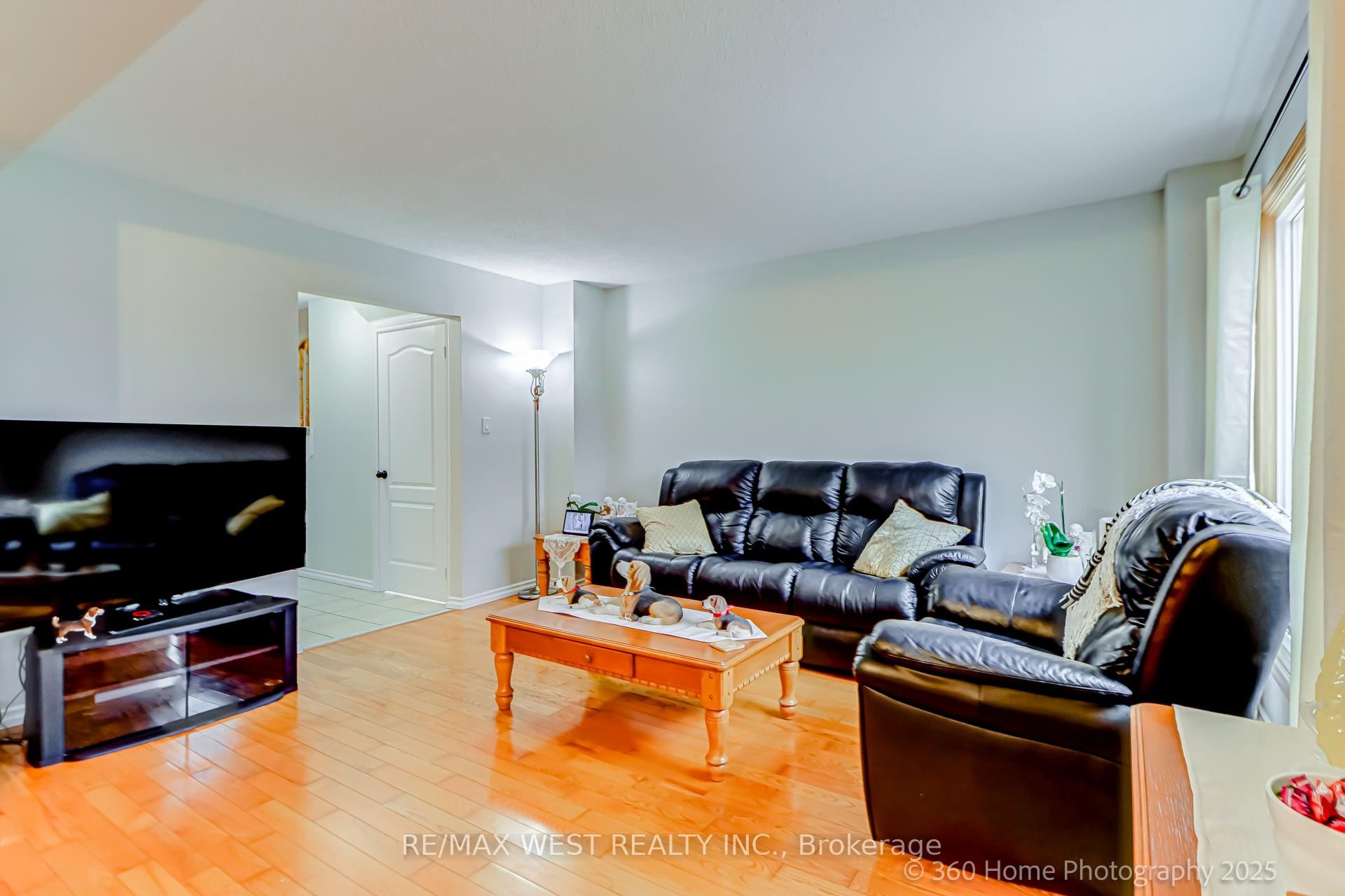 Photo 2 of 1136 Tanzer Court, Pickering, Bay Ridges — HOMEH