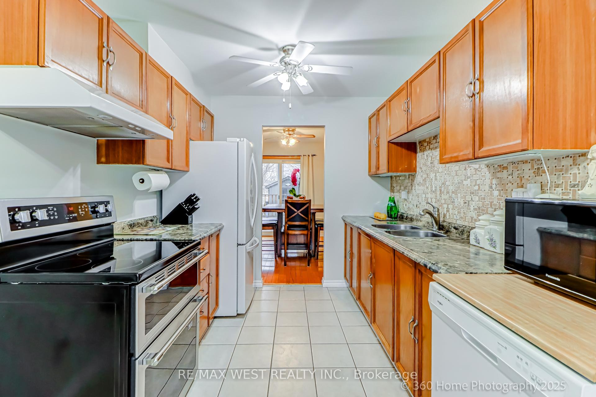 Photo 5 of 1136 Tanzer Court, Pickering, Bay Ridges — HOMEH