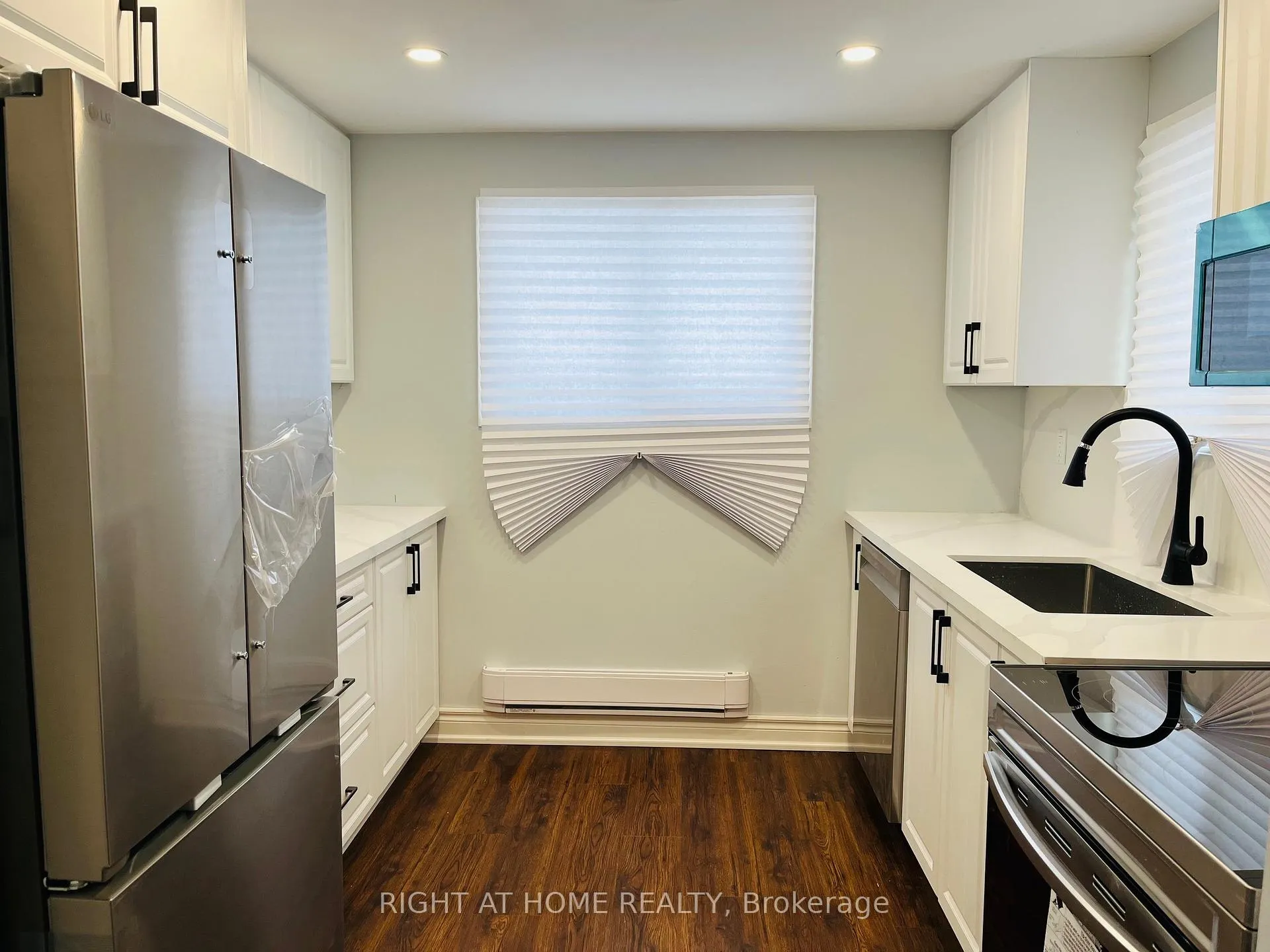 Photo 5 of 221 Hickling Trail, Barrie, Grove East — HOMEH