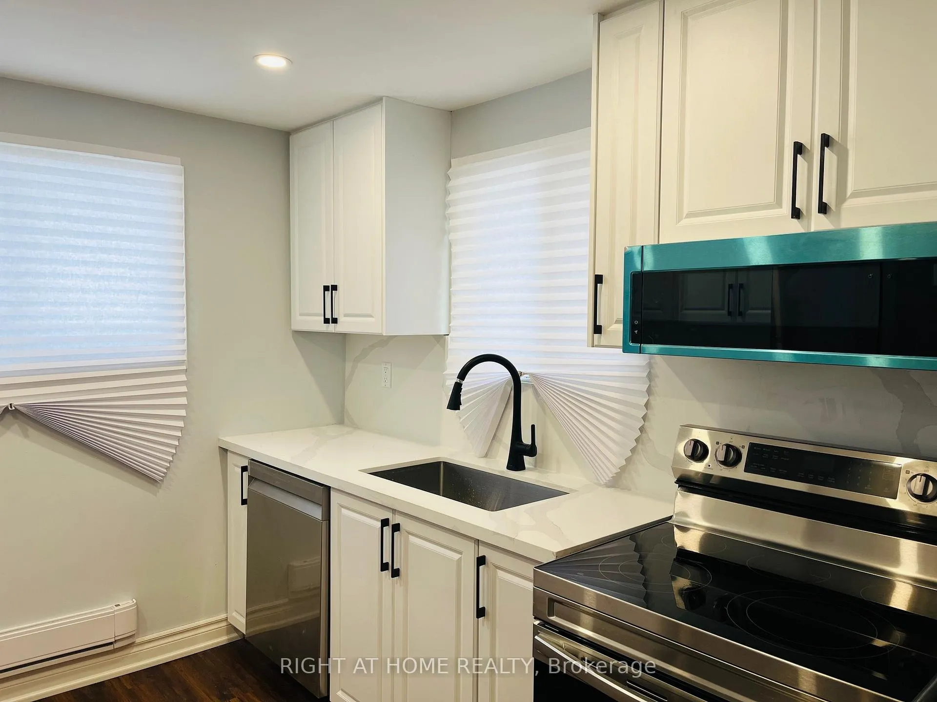 Photo 6 of 221 Hickling Trail, Barrie, Grove East — HOMEH