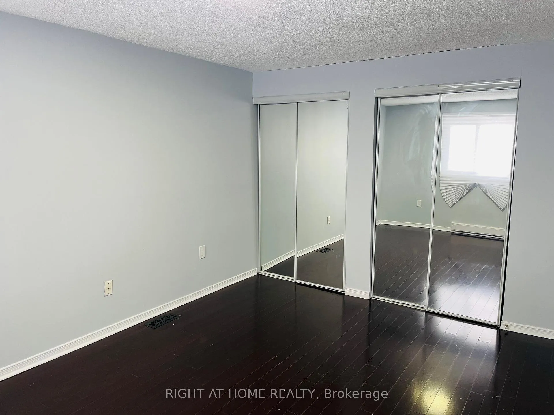 Photo 8 of 221 Hickling Trail, Barrie, Grove East — HOMEH