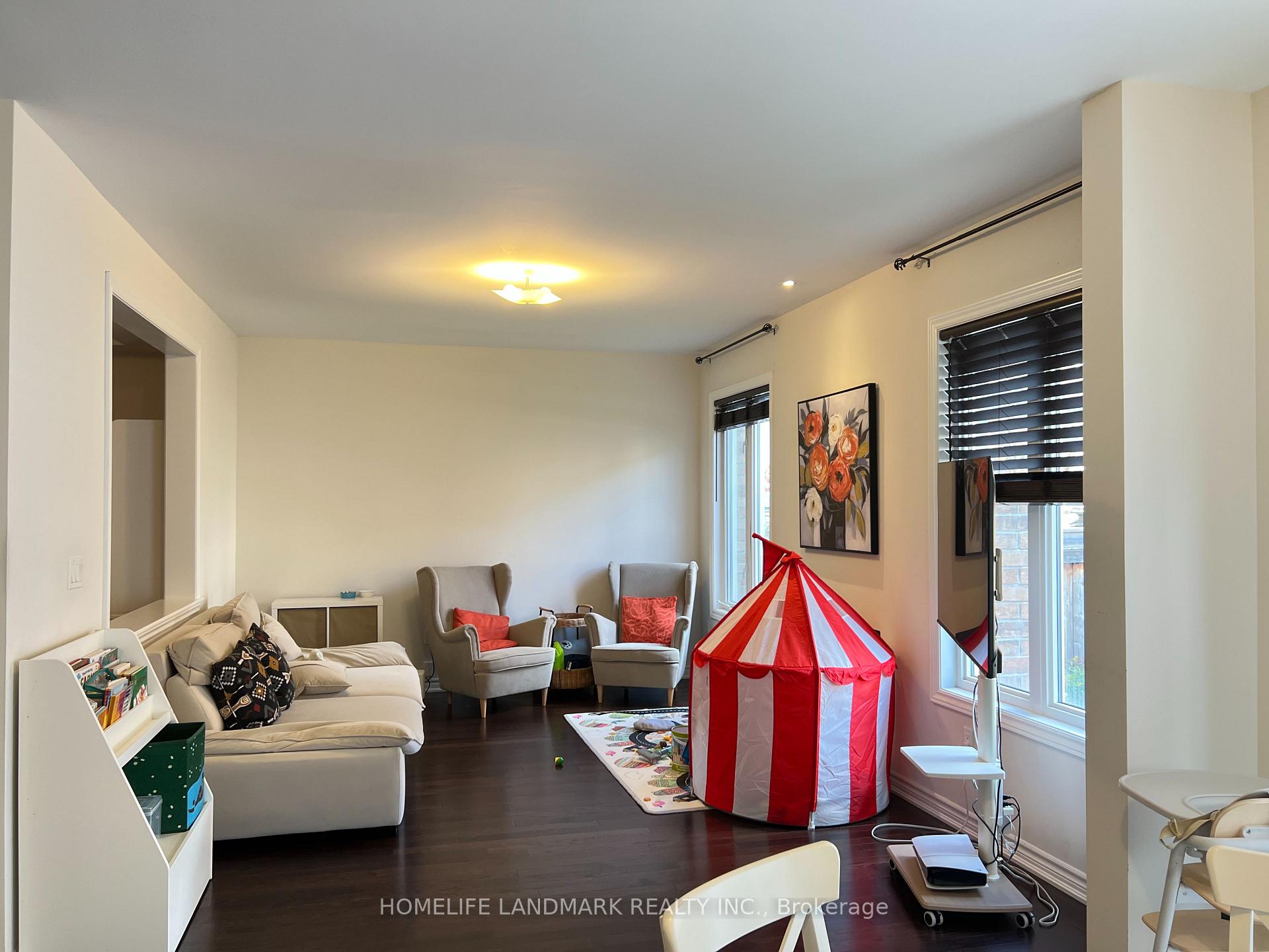 Photo 4 of 15 Schurman Street, Aurora, Rural Aurora — HOMEH