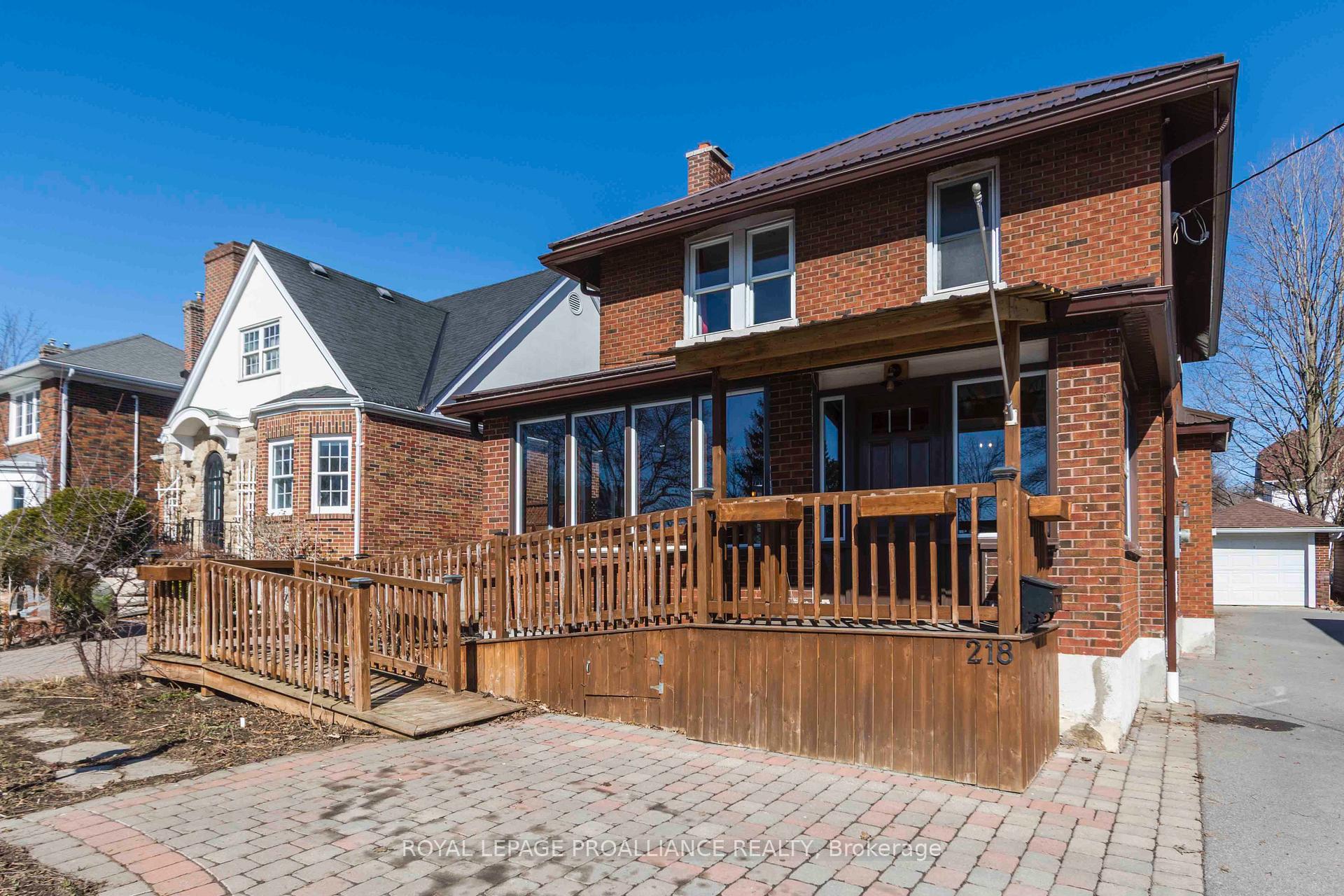 Front of 218 Dundas Street W