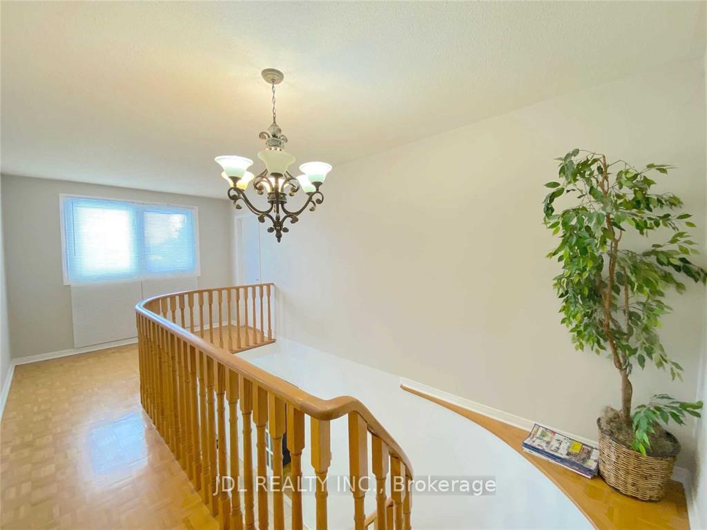 Photo 1 of 35 Foxhill Drive, Vaughan, Maple — HOMEH