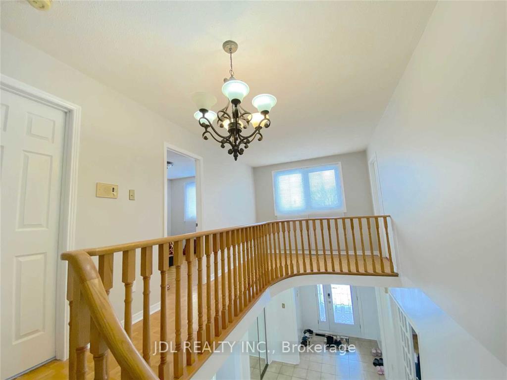 Photo 2 of 35 Foxhill Drive, Vaughan, Maple — HOMEH