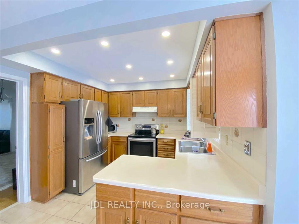 Photo 3 of 35 Foxhill Drive, Vaughan, Maple — HOMEH