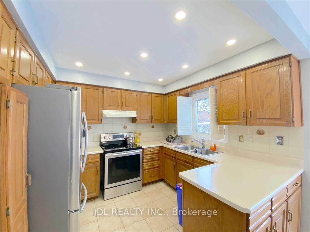 Photo 4 of 35 Foxhill Drive, Vaughan, Maple — HOMEH