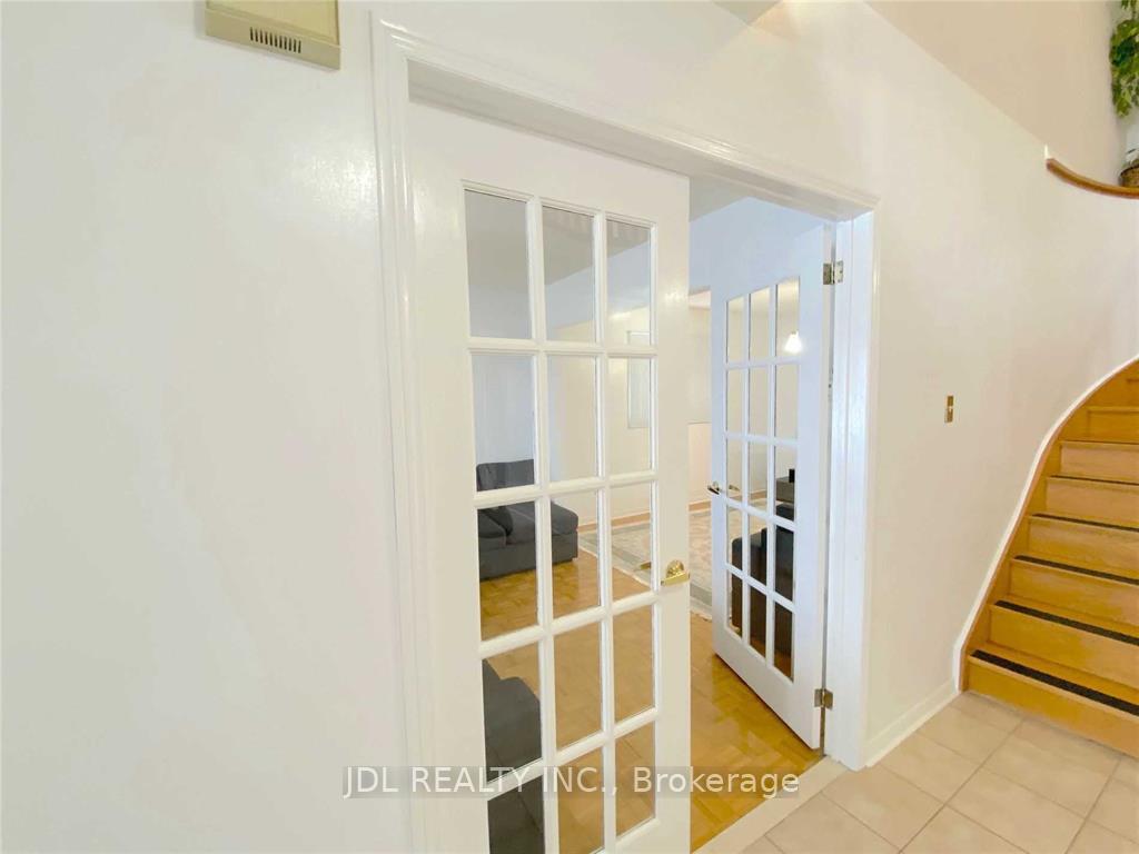 Photo 6 of 35 Foxhill Drive, Vaughan, Maple — HOMEH