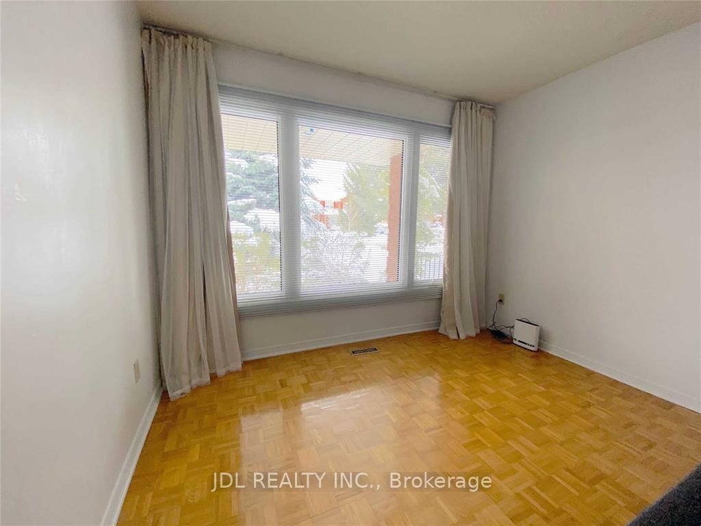 Photo 7 of 35 Foxhill Drive, Vaughan, Maple — HOMEH