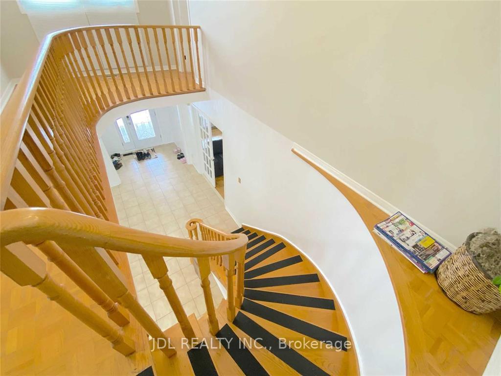 Photo 10 of 35 Foxhill Drive, Vaughan, Maple — HOMEH