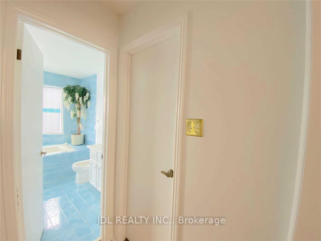Photo 13 of 35 Foxhill Drive, Vaughan, Maple — HOMEH