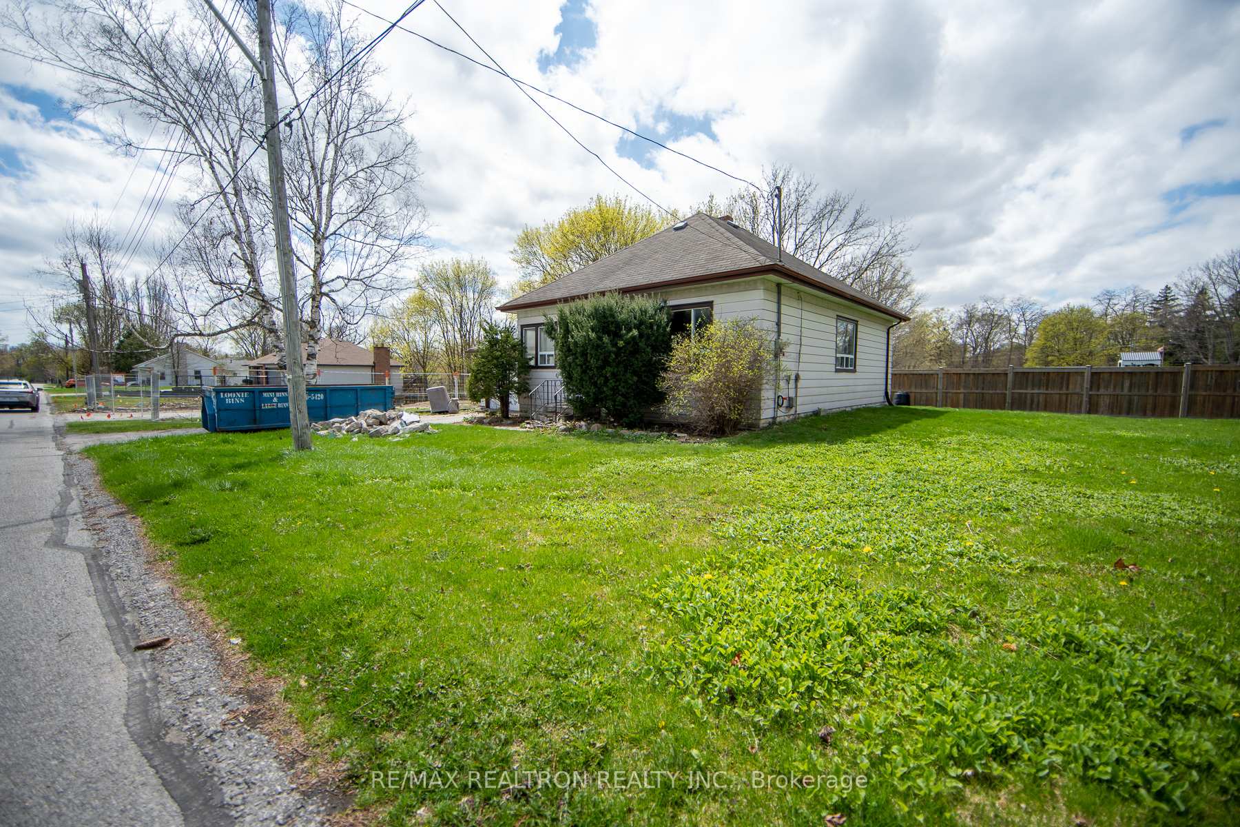 Photo 5 of 82 Bagot Street, Whitby, Brooklin — HOMEH