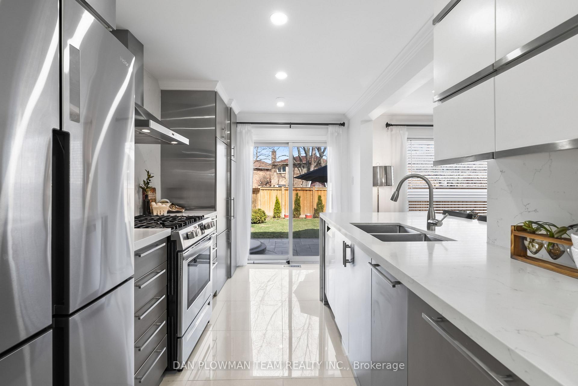 Photo 4 of 683 Foxwood Trail, Pickering, Amberlea — HOMEH