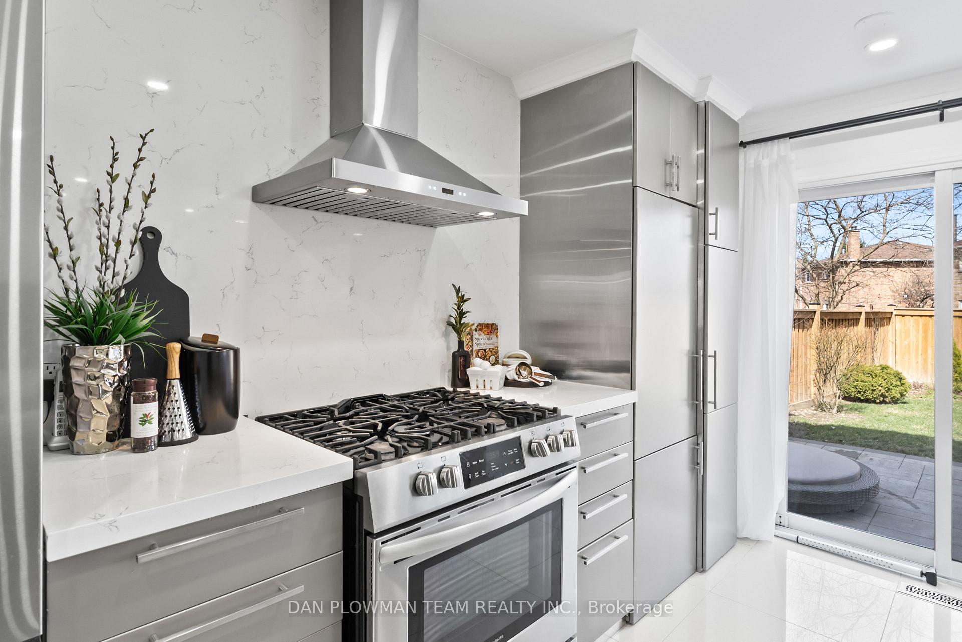 Photo 5 of 683 Foxwood Trail, Pickering, Amberlea — HOMEH