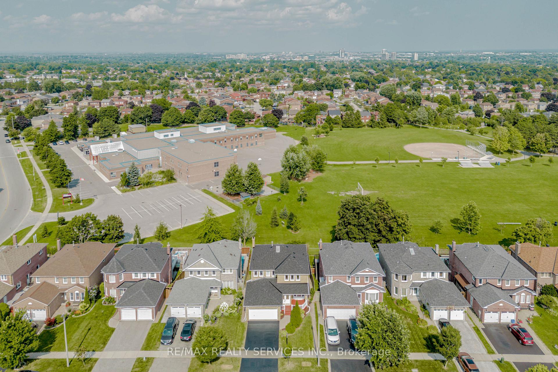 Photo 3 of 1752 Broadoak Crescent, Pickering, Amberlea — HOMEH