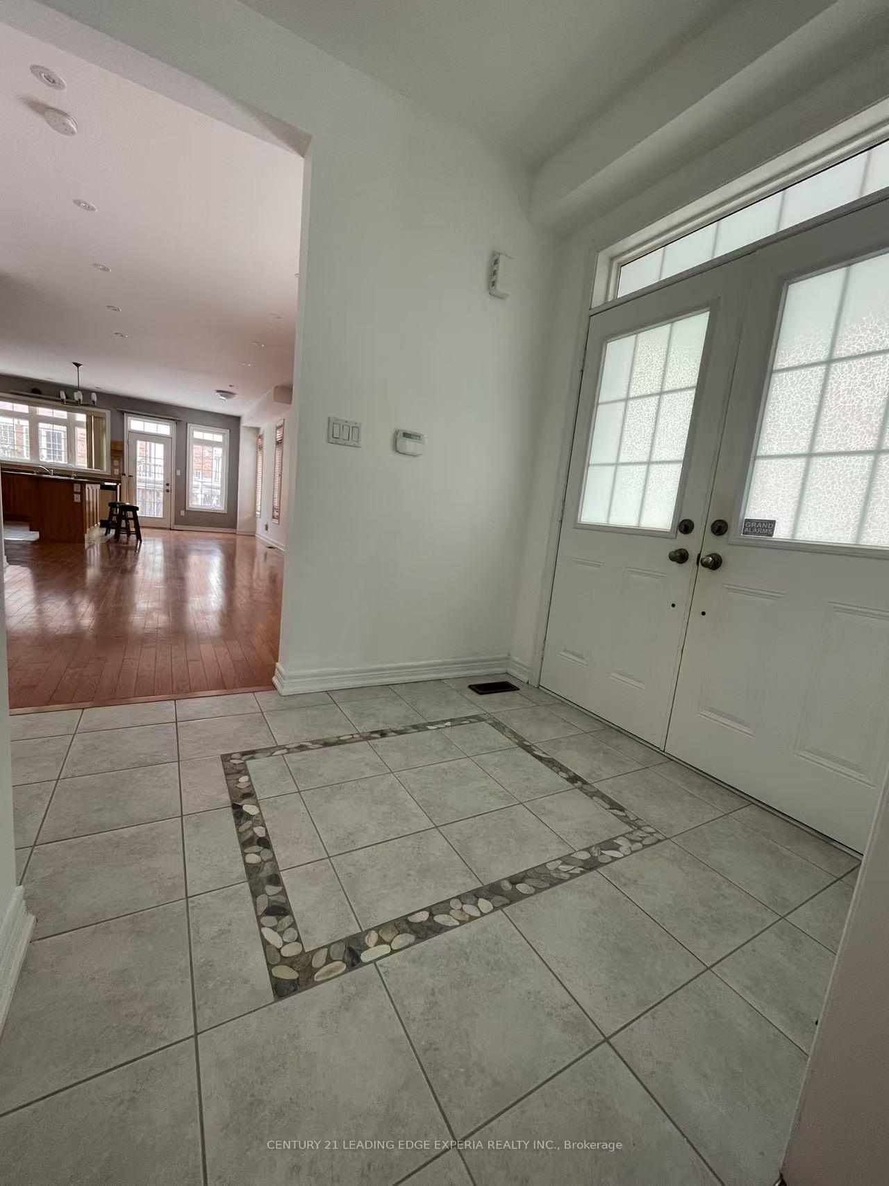 Photo 3 of 1 Lindvest Crescent, Vaughan, Patterson — HOMEH