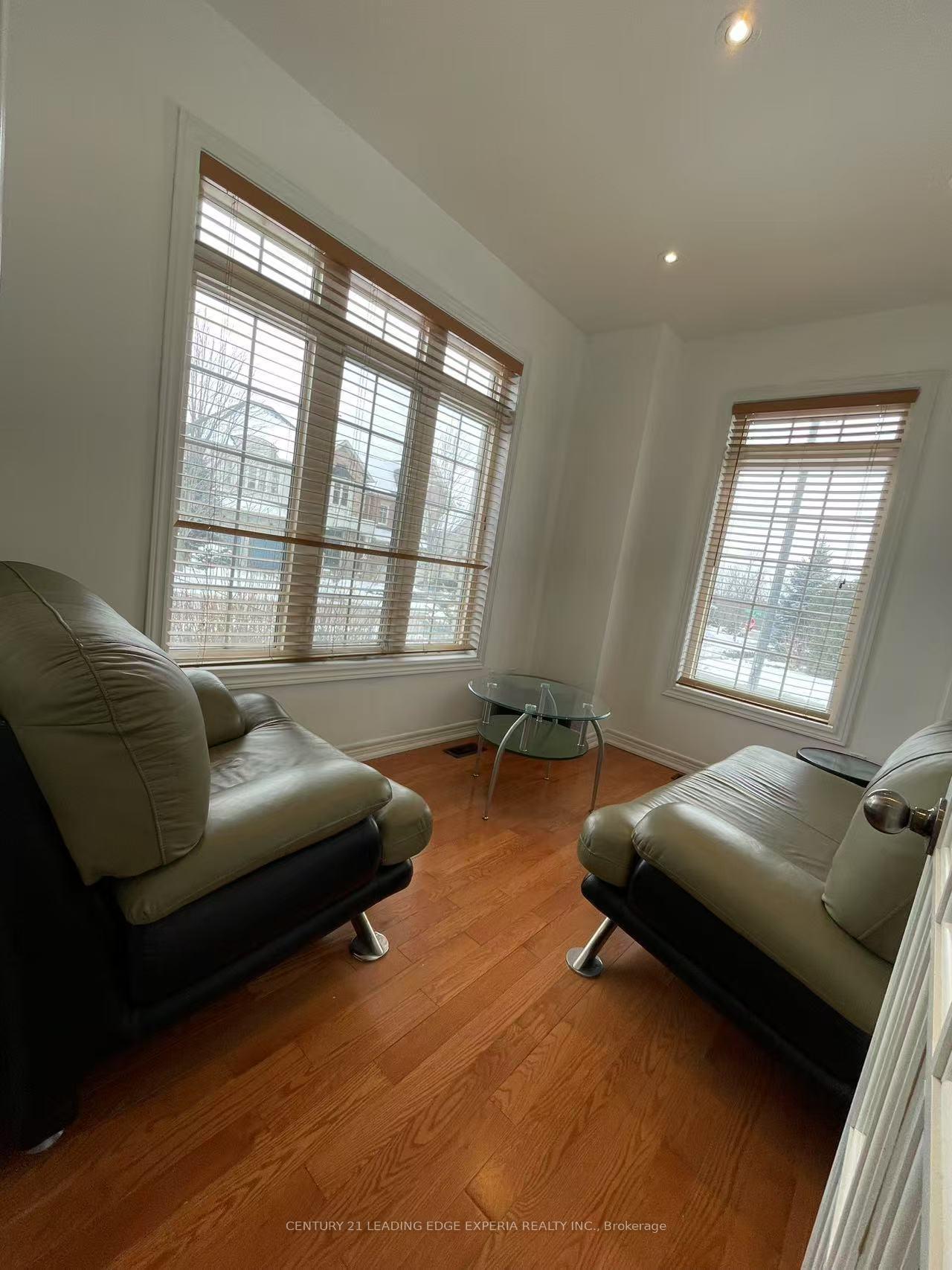 Photo 4 of 1 Lindvest Crescent, Vaughan, Patterson — HOMEH