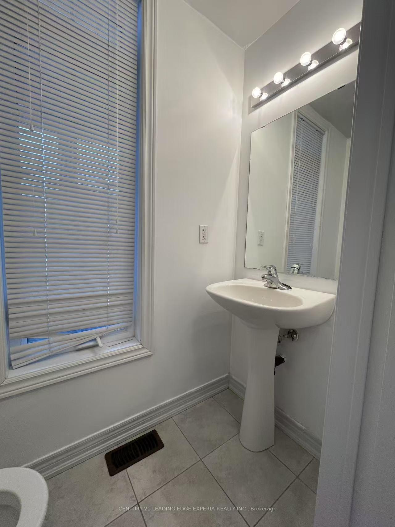 Photo 10 of 1 Lindvest Crescent, Vaughan, Patterson — HOMEH