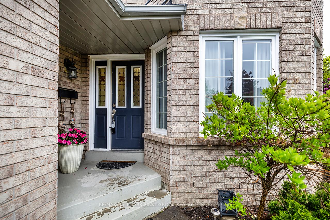 Photo 3 of 1 Watersdown Crescent, Whitby, Rolling Acres — HOMEH