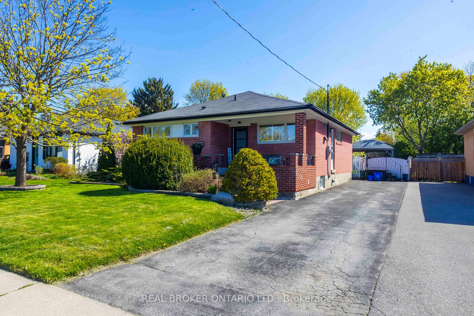 Photo 2 of 1005 Walton Boulevard, Whitby, Williamsburg — HOMEH